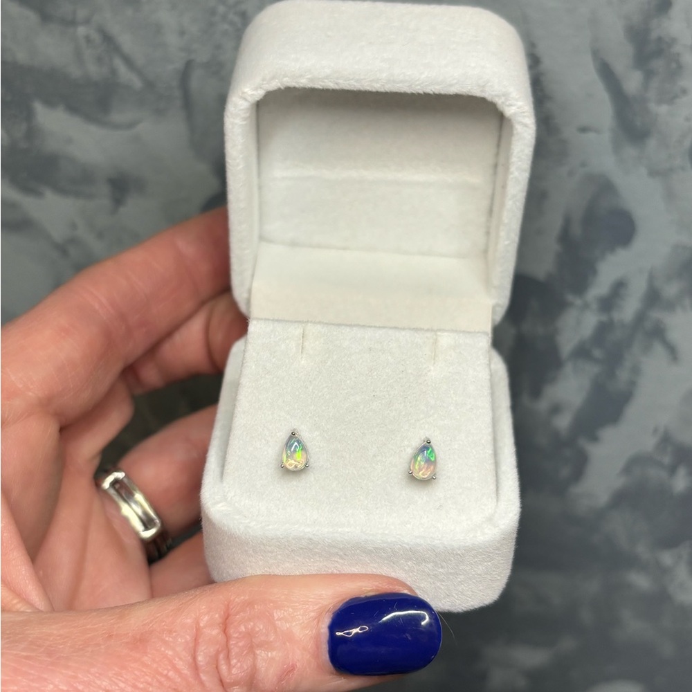 So Pretty! Geuine Fire Opal Teardrop 6x4mm Earrings in 925 Sterling Silver - Picture 6 of 7